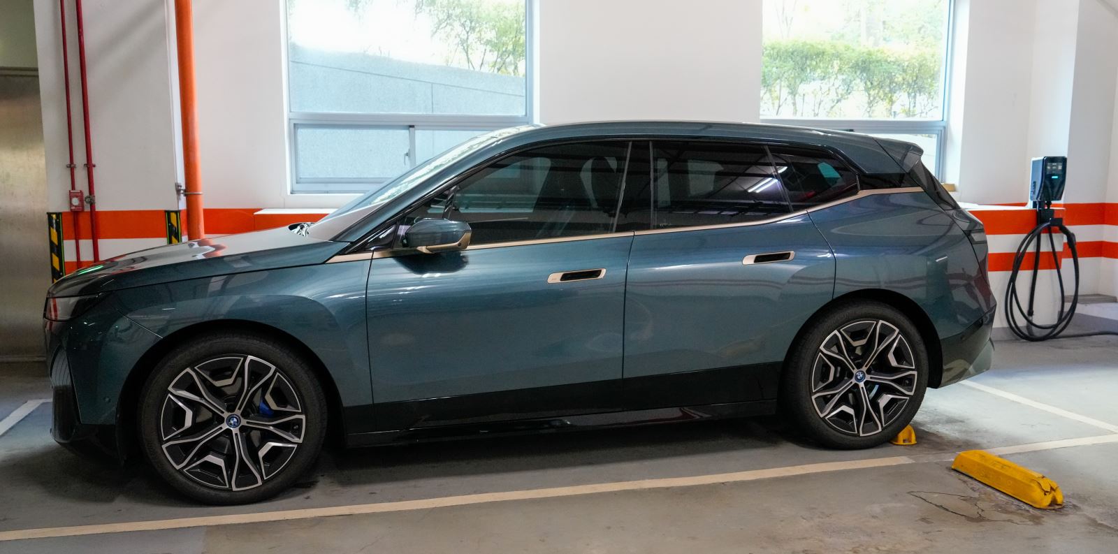 Electric vehicle charging pile